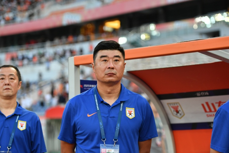 阿联自嫖娼丑闻以来很少露面！网友在球馆里“偶遇了”易建联