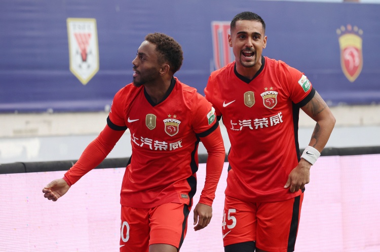 阿联自嫖娼丑闻以来很少露面！网友在球馆里“偶遇了”易建联