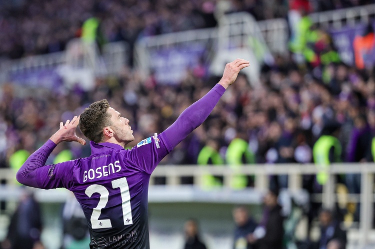 越来越适应！杨瀚森三分线外虚晃后突破 自投自抢左手补篮再中！